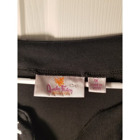 Quacker Factory Black top blouse with heavy white embroidery v-neck trim Size 1X - Picture 2 of 7